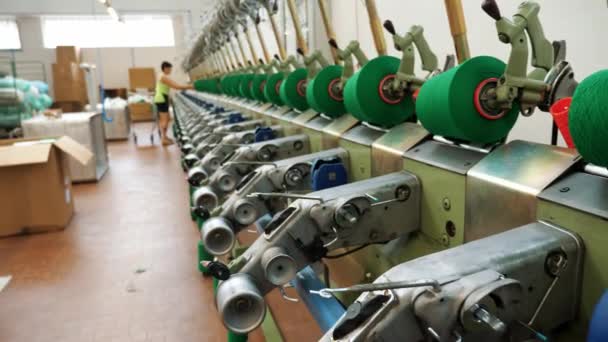 纺纱生产 纺织厂纱线的制作过程 螺纹生产 纺织厂设备 工厂机械是用棉线或毛线把卷筒或筒子绕回原处 — 图库视频影像
