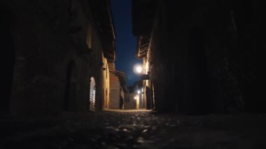 Sokak lambası. Kule. İtalyan kalesi. Turistik bir yer. Kale. Antik mimari. Antik kale. Açık hava müzesi. Kale. Şehir kalesi. Tarihsel mimarinin şimdiki zamana uyarlanması