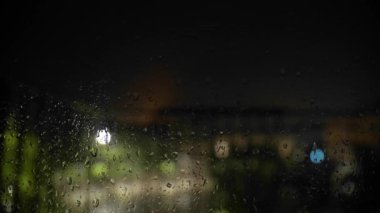 Yağmur. Gece yağmur yağacak. Hafif yağmur. Yağmura yakın çekim. Su birikintisi Su birikintisi. Sualtı yolu. Şehir kaldırımında ışık yansıyan su birikintisi. İyi geceler. Geceleri şehir. Sokak lambası. 