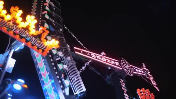 Biella Italien Juni 2022 Upplyst Spinnpendel Natten Nöjespark Pendelåkning Kul — Stockvideo