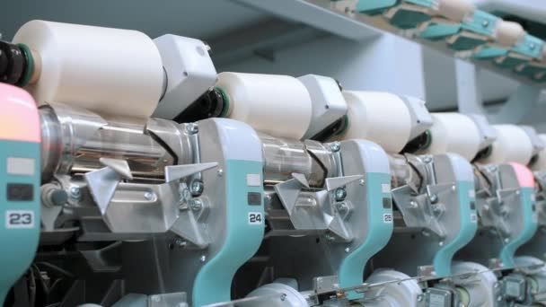 Textilfabrik Spinnerei Fadenproduktion Verfahren Zur Garnherstellung Textilfabrikausrüstung Fabrikmaschinen Wickeln Rollen — Stockvideo