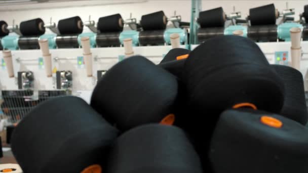 Spulen Aus Garn Großaufnahme Fadenproduktion Verfahren Zur Garnherstellung Spinnerei Textilfabrikausrüstung — Stockvideo