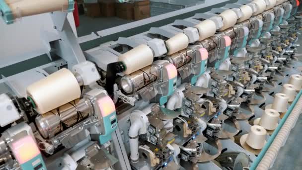Verfahren Zur Garnherstellung Textilfabrikausrüstung Spinnerei Fadenproduktion Textilfabrik Fabrikmaschinen Wickeln Rollen — Stockvideo