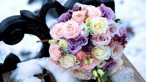 Zblízka Krásná Svatební Kytice Růží Mléčné Bílé Šeříkové Kytice Leží — Stock fotografie