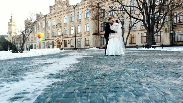 Vinterbröllop Nygifta Par Bröllopsklänningar Går Genom Den Snötäckta Parken Mot — Stockfoto
