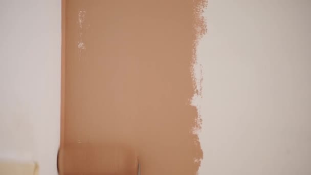 그림그리기 바탕으로 페인트 페인팅 수리중이야 클로즈업 페인트 롤러를 이용해 분홍색으로 — 비디오