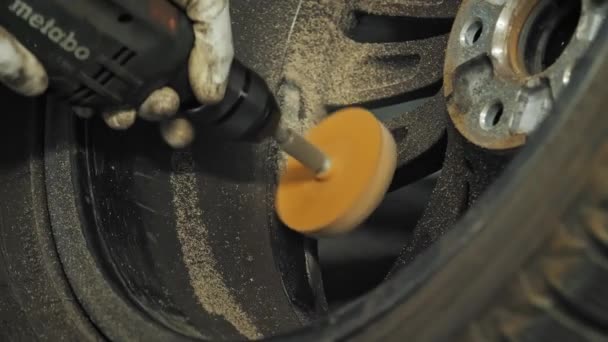 Lastik Montajı Tekerleğin Kenarını Temizle Elektrikli Fırça Araba Tekerleği Servis — Stok video