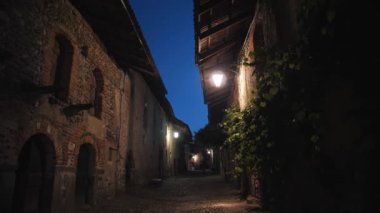Sokak lambası. Turistik bir yer. Şehir kalesi. Antik mimari. Kale. Açık hava müzesi. Kule. İtalyan kalesi. Kale. Antik kale. Tarihsel mimarinin adaptasyonu
