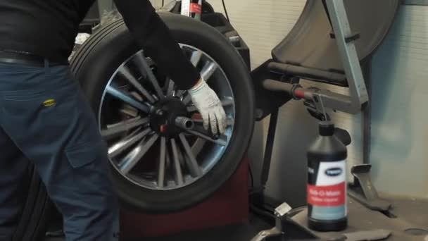 Kerékkiegyenlítés Gumiszerelés Autószerviz Közelkép Kerék Forog Hogy Kiegyensúlyozza Gumiabroncs Boltban — Stock videók