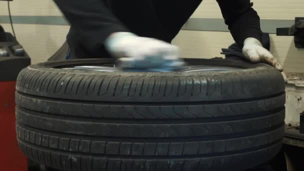 清洗轮缘 汽车车轮 轮胎服务 高质量的4K镜头 — 图库视频影像