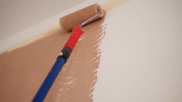 Muurschildering Verf Waterbasis Rollen Schilderen Reparatie Close Schilderen Witte Muur — Stockvideo