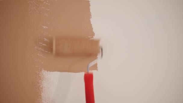 Väggmålning Vattenbaserad Färg Rullmålning Reparation Närbild Målning Vit Vägg Rosa — Stockvideo