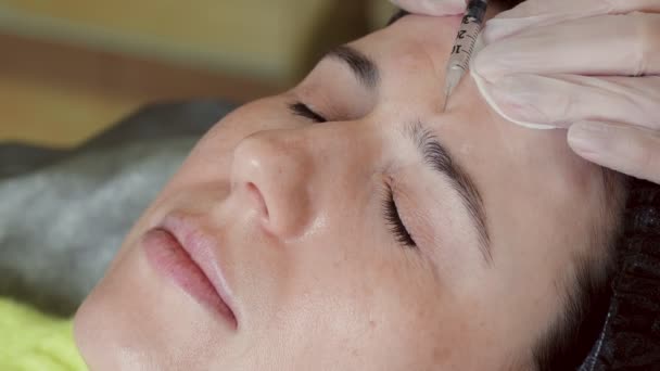 Közelkép Doktor Védőkesztyűben Fecskendővel Befecskendezi Kozmetikai Injekciót Ügyfél Homlokába Középkorú — Stock videók