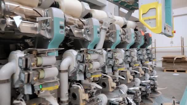 纺织厂设备 纺织厂纺纱生产 纱线的制作过程 螺纹生产 工厂机械是用棉线或毛线把卷筒或筒子绕回原处 — 图库视频影像