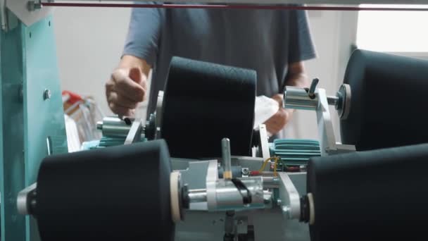 工人包装成团的纱线 纺织厂设备 纺织厂纺纱生产 纱线的制作过程 螺纹生产 工厂机械是用棉花把卷筒或筒子绕回原处 — 图库视频影像