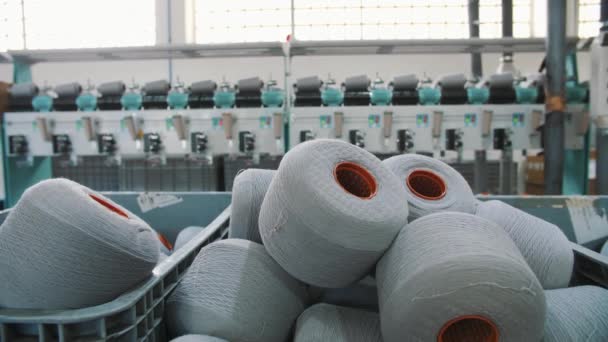 Bir Sepetteki Iplik Maşaları Tekstil Fabrikası Ekipmanı Tekstil Fabrikası Dönen — Stok video