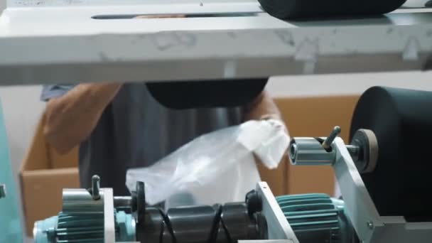 Trabajador Empaca Carretes Hilo Equipo Fábrica Textil Fábrica Textil Producción — Vídeos de Stock