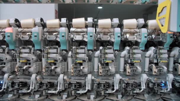 Fadenproduktion Textilfabrik Spinnerei Verfahren Zur Garnherstellung Textilfabrikausrüstung Fabrikmaschinen Wickeln Rollen — Stockvideo