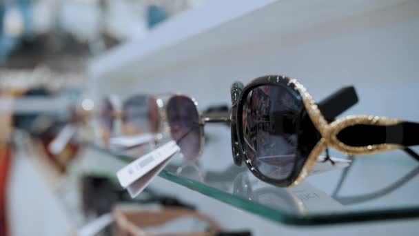 太阳镜 展示不同款式的时尚太阳镜 在零售购物中心买太阳镜 光学商店 — 图库视频影像