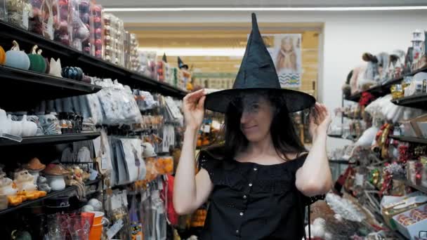 Bruja Halloween Fiesta Halloween Disfraz Bruja Compras Accesorios Halloween Tienda — Vídeos de Stock