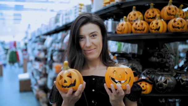 Halloween Pompoen Kaars Lampen Decoraties Voor Halloween Vrouw Houdt Haar — Stockvideo