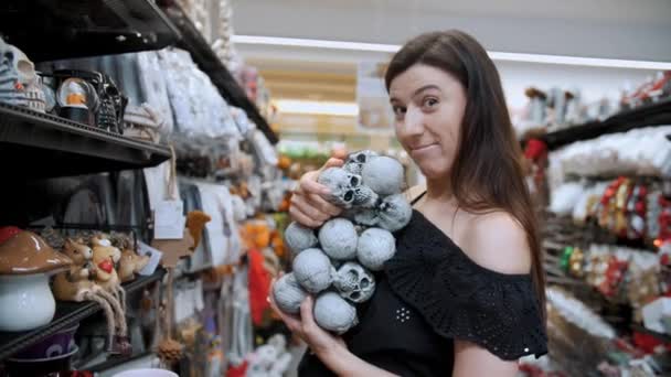 할로윈이요 여자는 그녀의 장식적인 두개골을 할로윈 할로윈 액세서리는 상점에 선반에 — 비디오