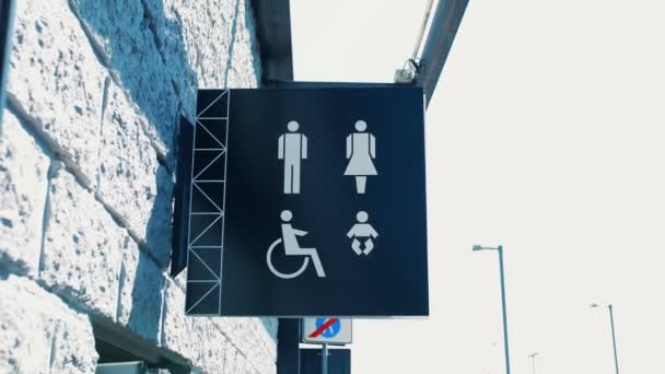 Znak Toalety Lub Podpisz Wskaźnik Drogowskaz Tablica Dla Niepełnosprawnych Znak — Wideo stockowe