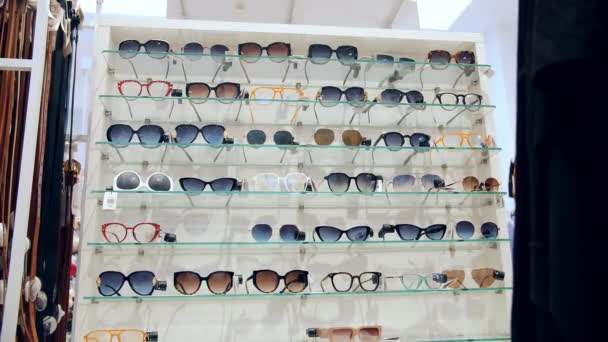 Kacamata Hitam Showcase Dengan Berbagai Model Fashion Kacamata Hitam Pusat — Stok Video