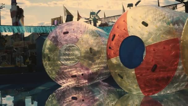 水的吸引力 充气水滚筒 孩子们在充气滚筒里玩耍 娱乐公园 柔和的阳光高质量的4K镜头 — 图库视频影像