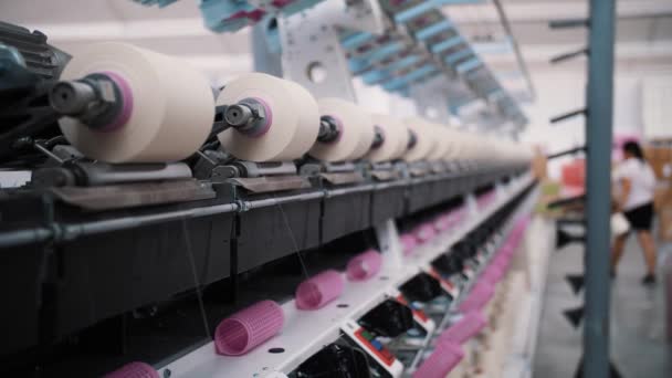 Close Spoelen Garen Spingende Productie Vervaardiging Van Garen Textielfabriek Apparatuur — Stockvideo