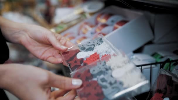 圣诞节的Diy工艺品 在超市或购物中心里 女人看到漂亮的圣诞盘子 喜庆圣诞餐桌 — 图库视频影像