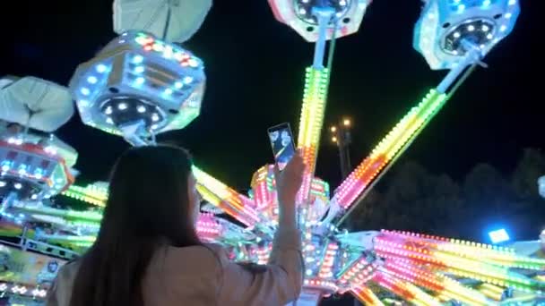 Dłonie Kobiety Trzymają Smartfona Fotografują Lub Nagrywają Wideo Karuzela Światłami — Wideo stockowe