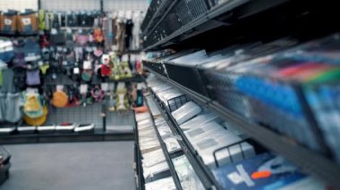Süpermarkette öğrenci kırtasiyesi aletleri. Okul için kırtasiye malzemesi alıyorum. Alışveriş. Kırtasiye bölümü. Süpermarket. Kağıt kalem ve kalem yazma. Ofisteki mallar..