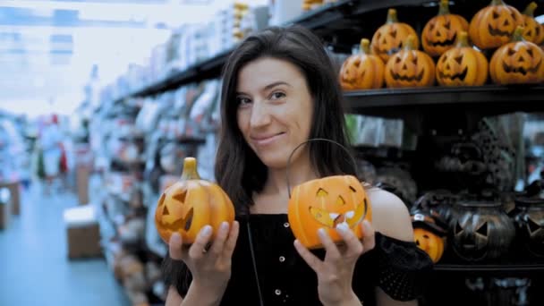 Halloween Zbliżenie Dziewczyna Trzyma Rękach Ceramiczne Lampy Świece Postaci Dyń — Wideo stockowe