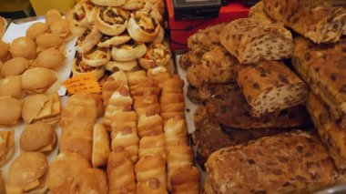 Fırın ürünleri. Sokak yemeği. Yakın plan. Taze pişmiş ekmek. Çörekler. Fırın. Puf böreği. Farklı dolgulu kruvasanlar. Pişirme. Yemek festivali. Açık hava yemekleri. Tatlı hamur işleri. taze ciabatta