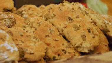 Fırın ürünleri. Sokak yemeği. Yakın plan. Taze pişmiş ekmek. Çörekler. Fırın. Puf böreği. Farklı dolgulu kruvasanlar. Pişirme. Yemek festivali. Açık hava yemekleri. Taze ciabatta, baget. Ev yapımı.