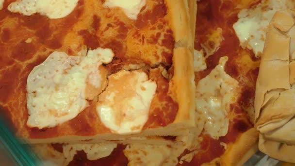 ピザか ストリートフード クローズアップ 焼きたてのピザ スライスしたイースト生地のピザとチーズとオリーブ ベーカリー パフペストリー ベーキング フードフェスティバル アウトドア料理 — ストック動画