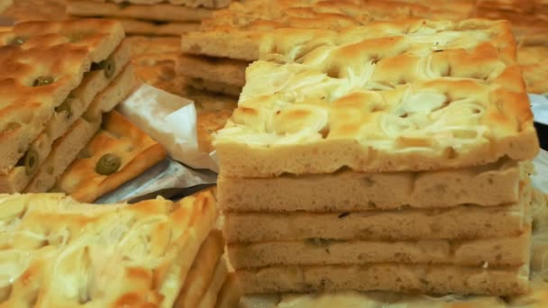 街头食物 用奶酪和橄榄切片酵母面团比萨饼 — 图库视频影像
