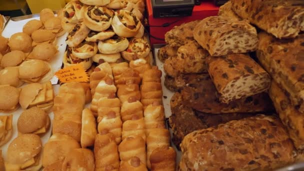 烘焙产品 街头食物 新鲜烤面包 面包店 泡芙糕点 不同填充物的羊角面包 食品节 户外烹调 甜糕点 新鲜Ciabatta — 图库视频影像
