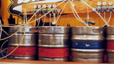 Bira. Bira fıçılarındaki göstergeler. Bira hazır. Oktoberfest. Fıçıdan bira taslağı. Light, içmeye hazır ol. bira fabrikası.