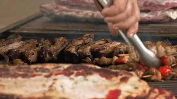 Mięso Uliczne Jedzenie Zbliżenie Grillowane Mięso Szaszłyk Smażone Żebra Gotowanie — Wideo stockowe