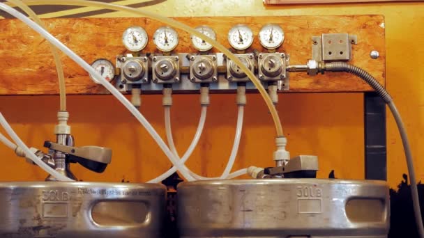 Bira Yakın Plan Bira Fıçılarındaki Göstergeler Bira Hazır Oktoberfest Fıçıdan — Stok video