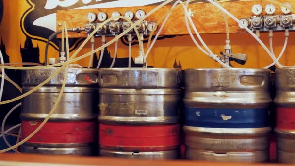 ビール クラフトビールケーキの指標 タップでビール オクトーバーフェスト バレルからビールを ライト 飲む準備ができている ブリュワリー — ストック動画