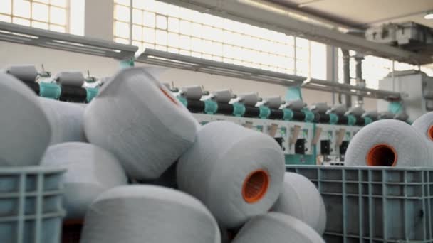 Bobinas Hilo Una Canasta Equipo Fábrica Textil Producción Hilos Fábrica — Vídeo de stock