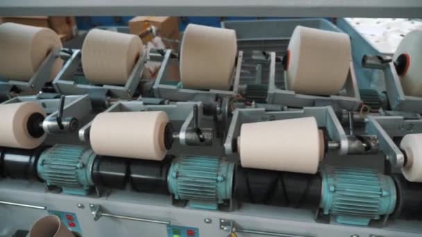 纱线的制作过程 纺织厂设备 纺纱生产 螺纹生产 纺织厂工厂机械是用棉线或毛线把卷筒或筒子绕回原处 — 图库视频影像