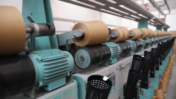 Textilfabrikausrüstung Fadenproduktion Textilfabrik Spinnerei Verfahren Zur Garnherstellung Fabrikmaschinen Wickeln Rollen — Stockvideo