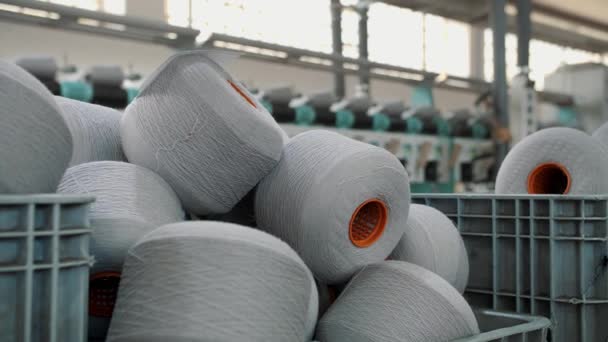 Garnspulen Einem Korb Textilfabrikausrüstung Fadenproduktion Textilfabrik Spinnerei Verfahren Zur Garnherstellung — Stockvideo