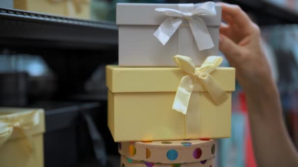 礼品盒特写 精美的色彩艳丽的礼品盒 上面有彩带 蝴蝶结和闪光 给你的节日礼物包扎礼物 超级市场 — 图库视频影像