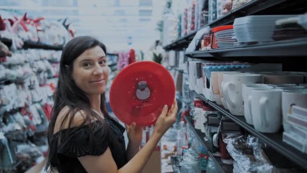 Ένα Σούπερ Μάρκετ Εμπορικό Κέντρο Μια Νεαρή Μελαχρινή Γυναίκα Εξετάζει — Αρχείο Βίντεο