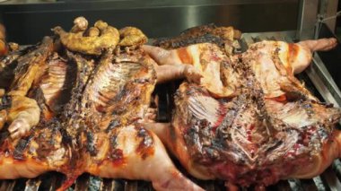Et. Sokak yemeği. Yakın plan. Izgara et. Taze pişmiş taze domuz leşi, bir tükürükte kızartılmış. ateşte et pişirmek. Barbekü. Yemek festivali. Açık hava yemekleri. Adil. Şaşlık. Kızarmış kaburga. yiyecek